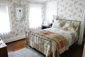 Гостиница The Coolidge Corner Guest House: A Brookline Bed and Breakfast  Бруклин